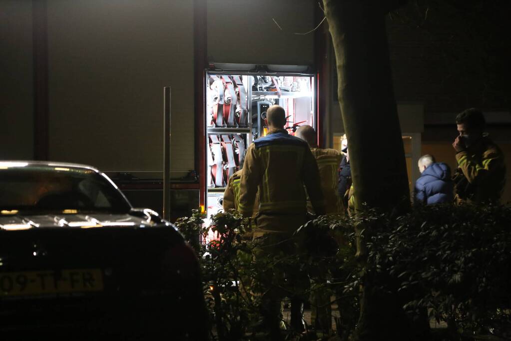 Brandweer blust brand in flatwoning op eerste etage