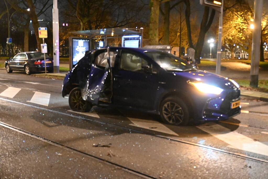 Personenauto knalt op bovenleidingsmast, meerdere gewonden