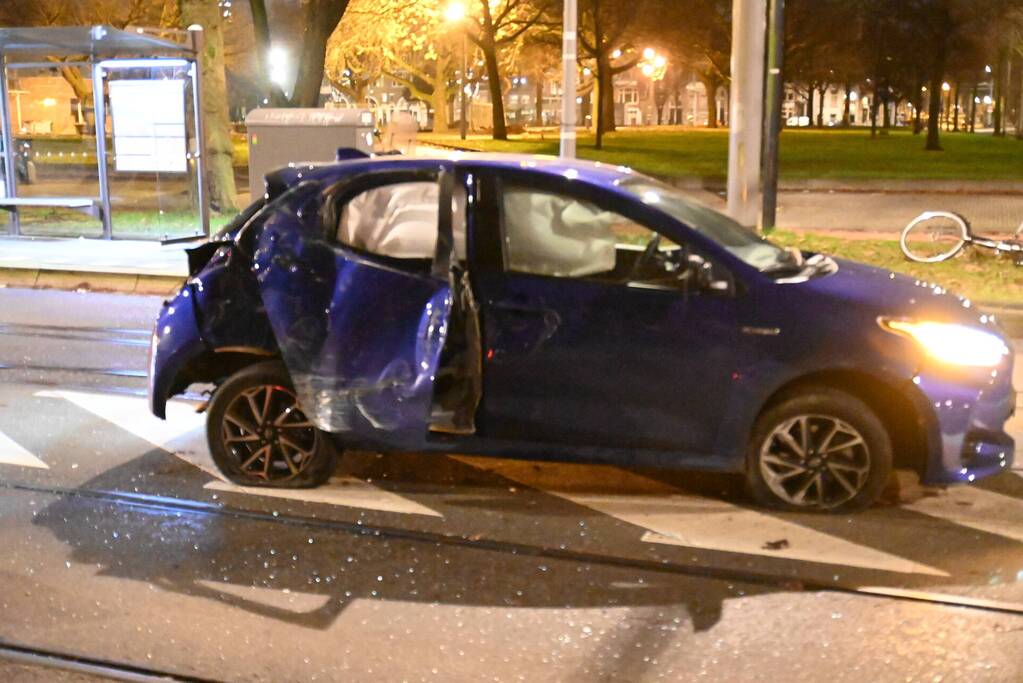 Personenauto knalt op bovenleidingsmast, meerdere gewonden