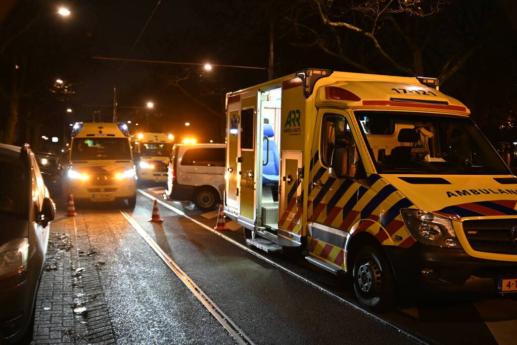 Personenauto knalt op bovenleidingsmast, meerdere gewonden