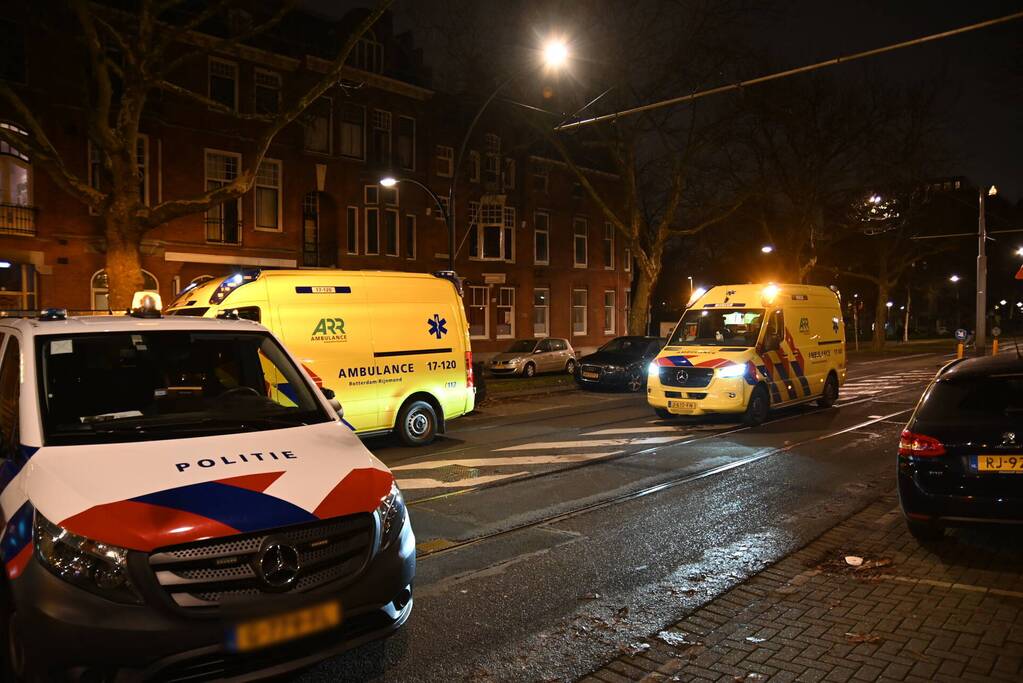 Personenauto knalt op bovenleidingsmast, meerdere gewonden