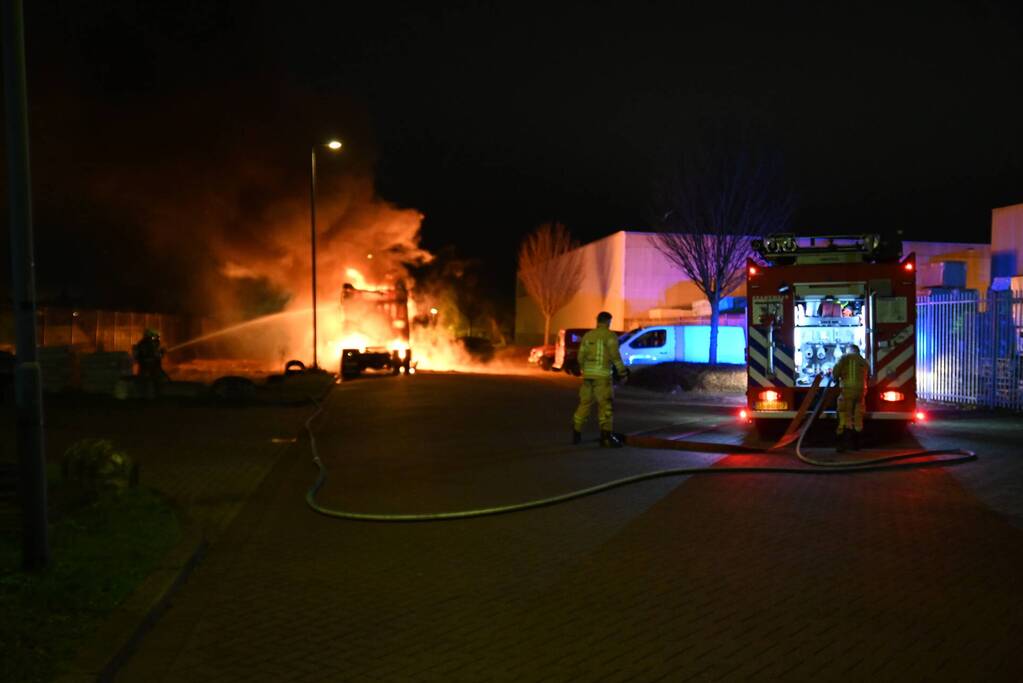 Vrachtwagens verwoest door brand