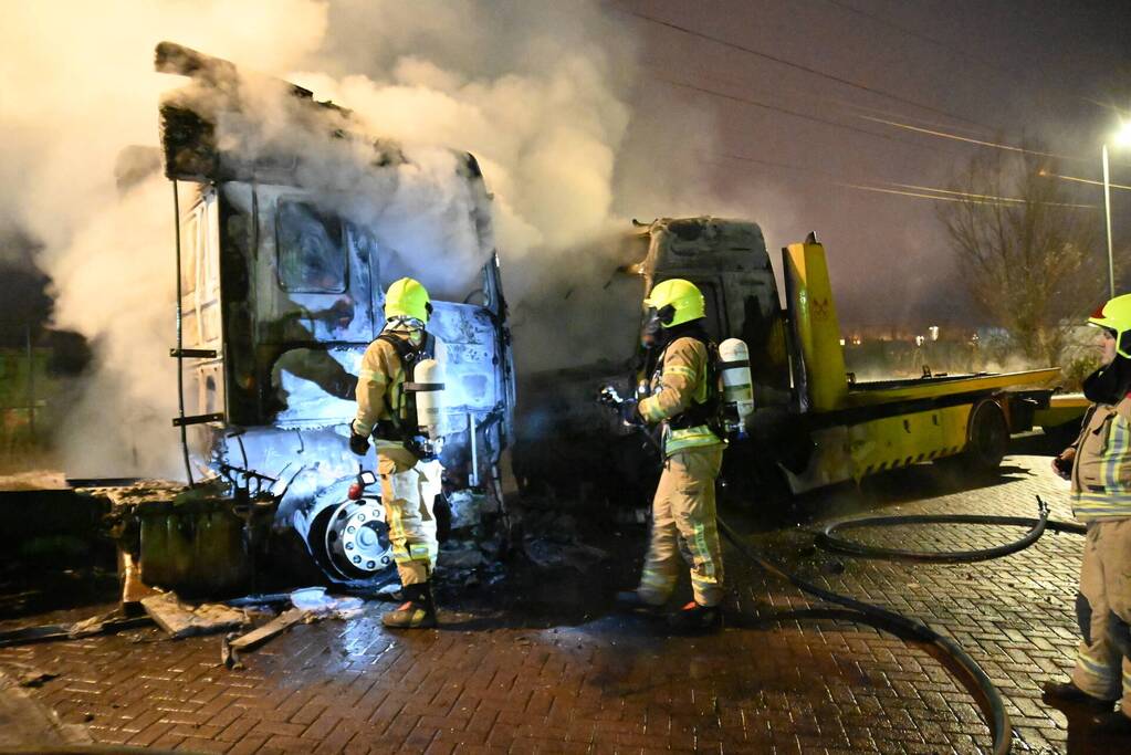 Vrachtwagens verwoest door brand