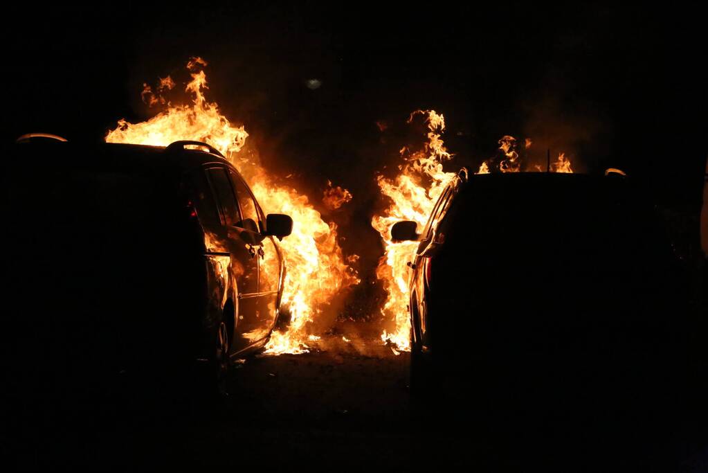 Twee auto's verwoest door brand