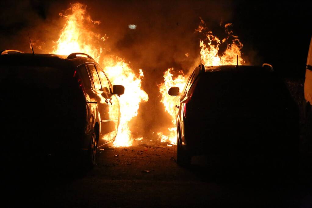 Twee auto's verwoest door brand