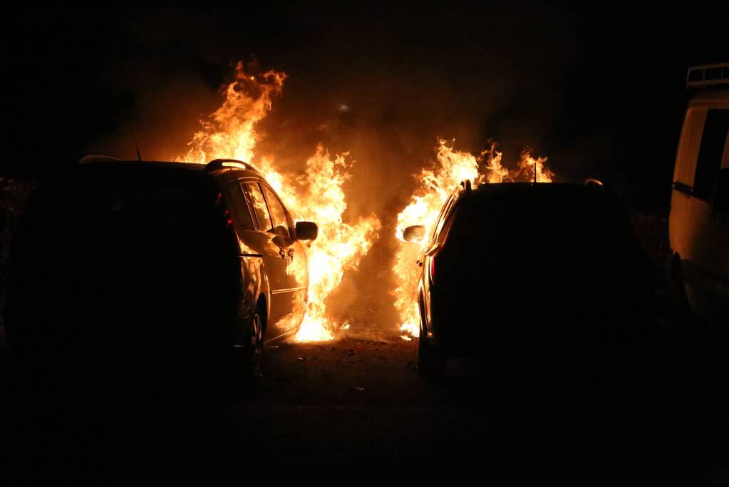Twee auto's verwoest door brand
