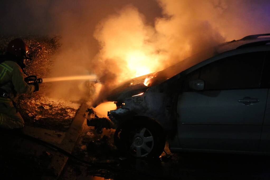 Twee auto's verwoest door brand