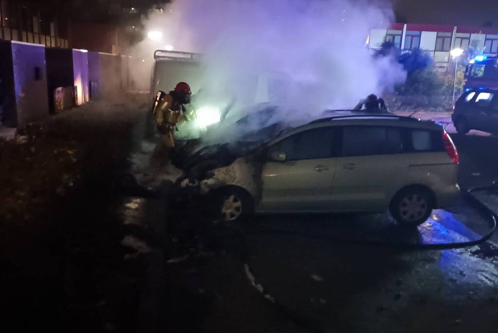 Twee auto's verwoest door brand
