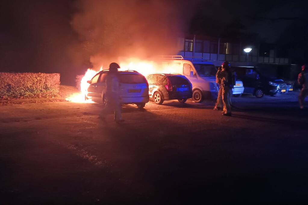 Twee auto's verwoest door brand
