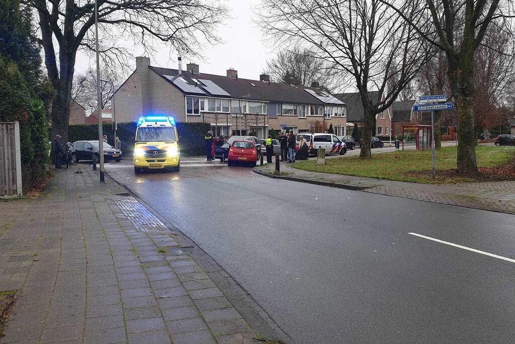 Twee auto's botsen frontaal op elkaar