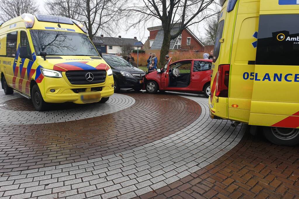 Twee auto's botsen frontaal op elkaar