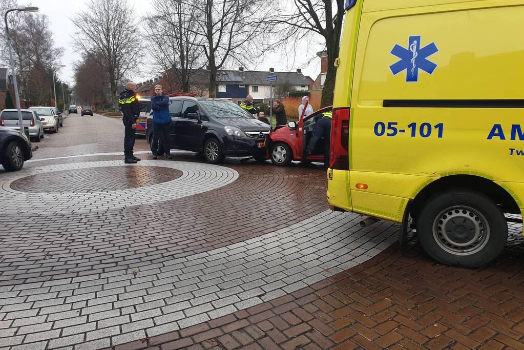Twee auto's botsen frontaal op elkaar