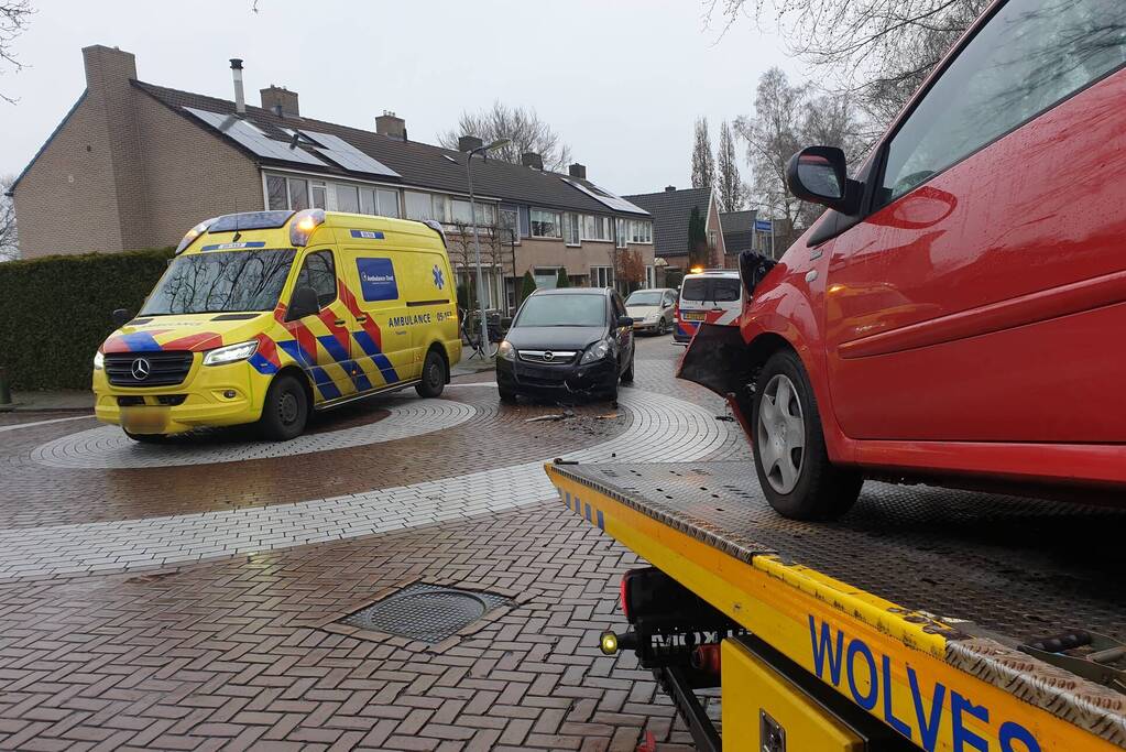 Twee auto's botsen frontaal op elkaar