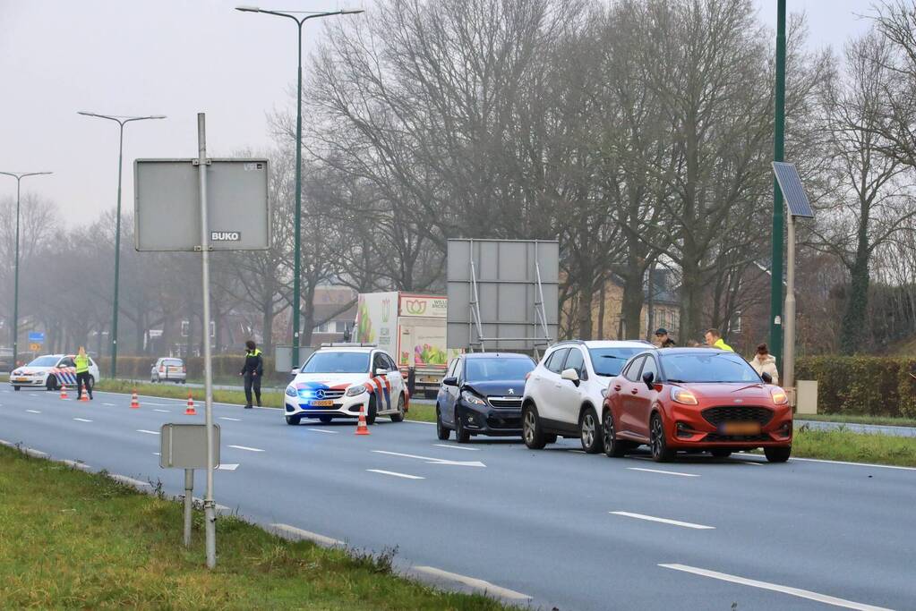 Drie personenwagens betrokken bij kop-staart botsing