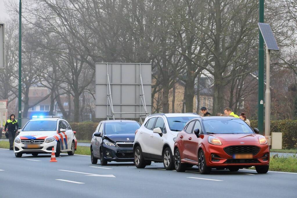 Drie personenwagens betrokken bij kop-staart botsing