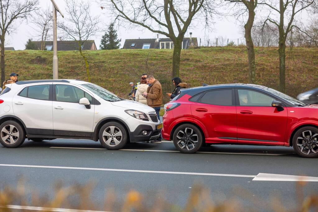 Drie personenwagens betrokken bij kop-staart botsing