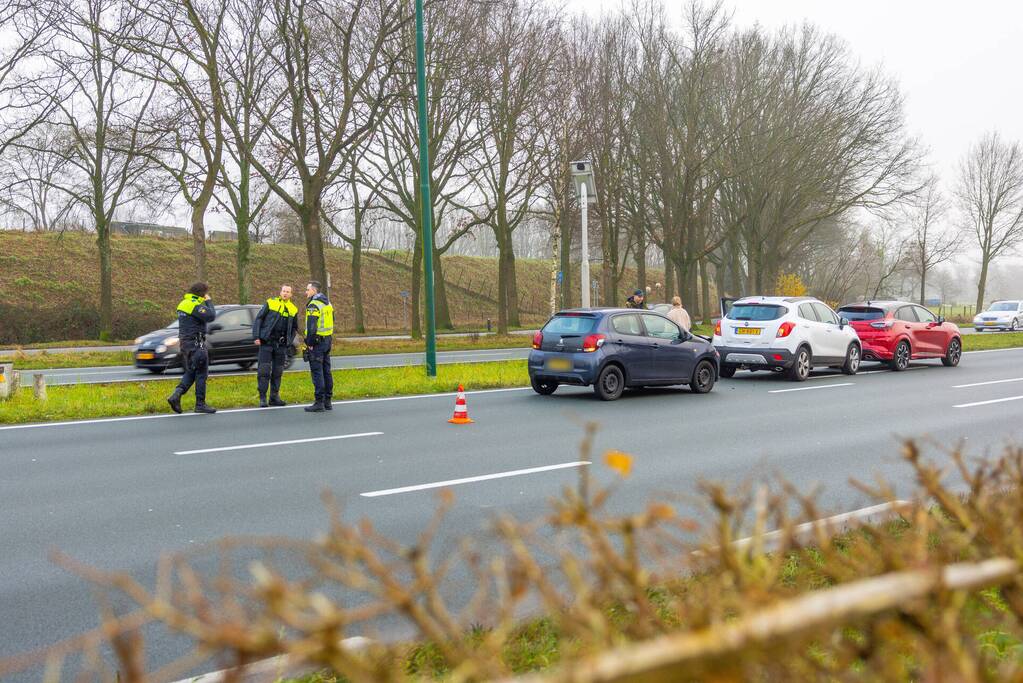 Drie personenwagens betrokken bij kop-staart botsing
