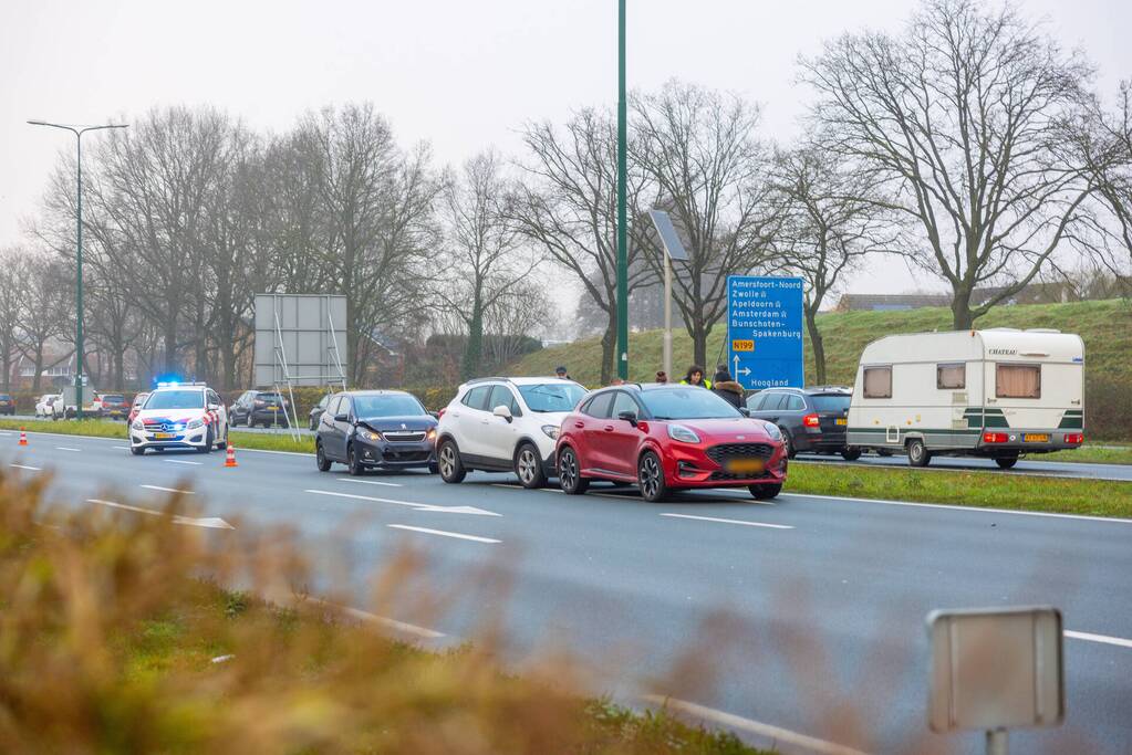 Drie personenwagens betrokken bij kop-staart botsing