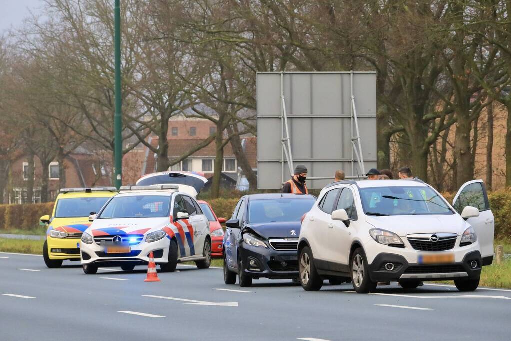 Drie personenwagens betrokken bij kop-staart botsing