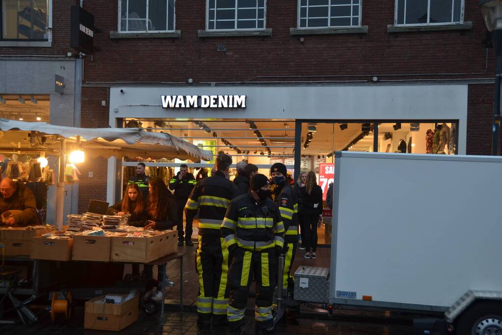 Brandweer onderzoekt vreemde lucht in winkel