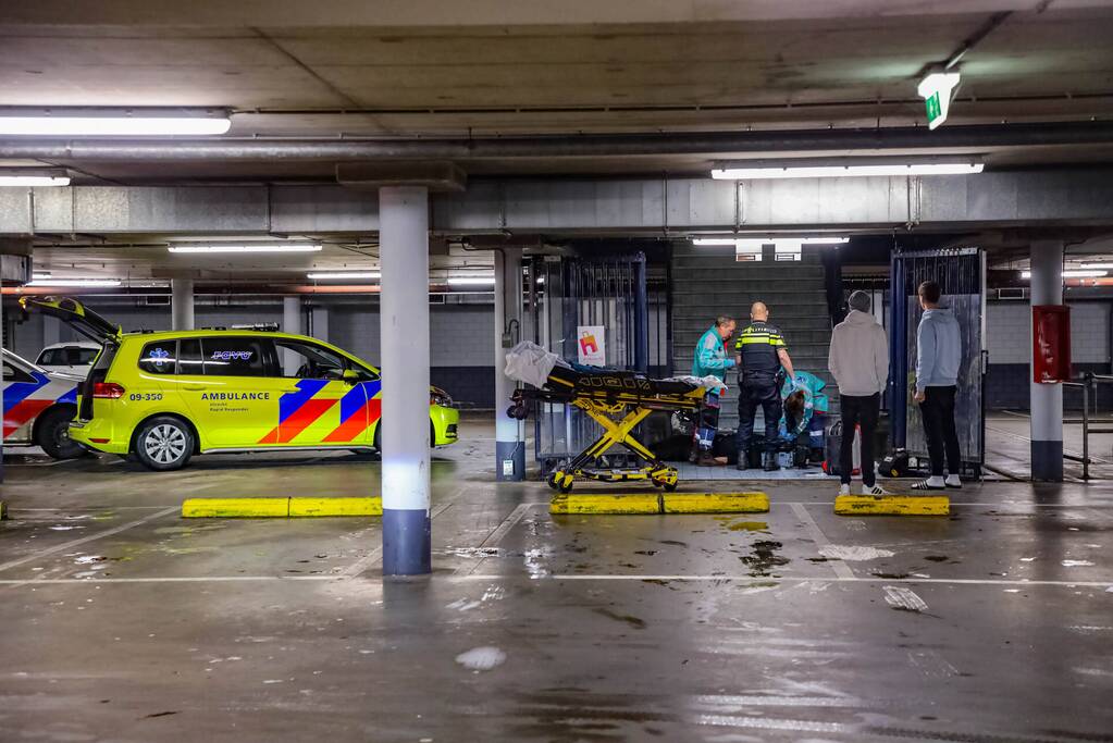 Man valt met fiets van trap en raakt zwaargewond