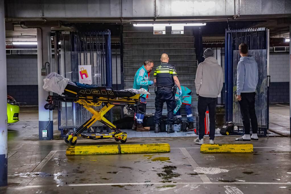 Man valt met fiets van trap en raakt zwaargewond