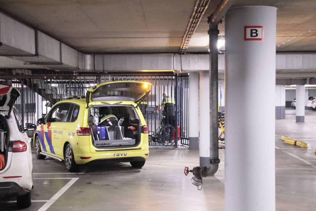 Man valt met fiets van trap en raakt zwaargewond