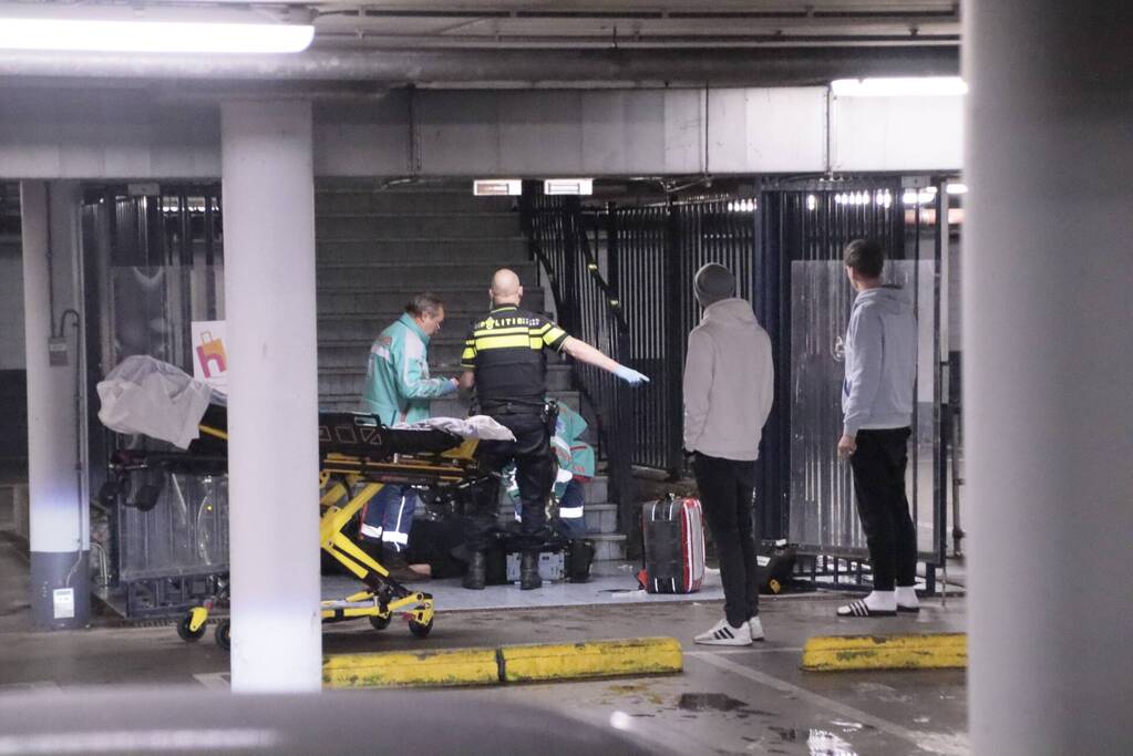 Man valt met fiets van trap en raakt zwaargewond