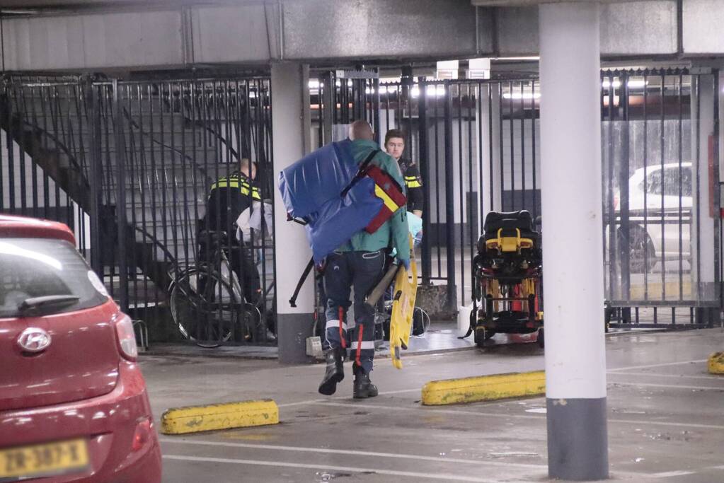 Man valt met fiets van trap en raakt zwaargewond