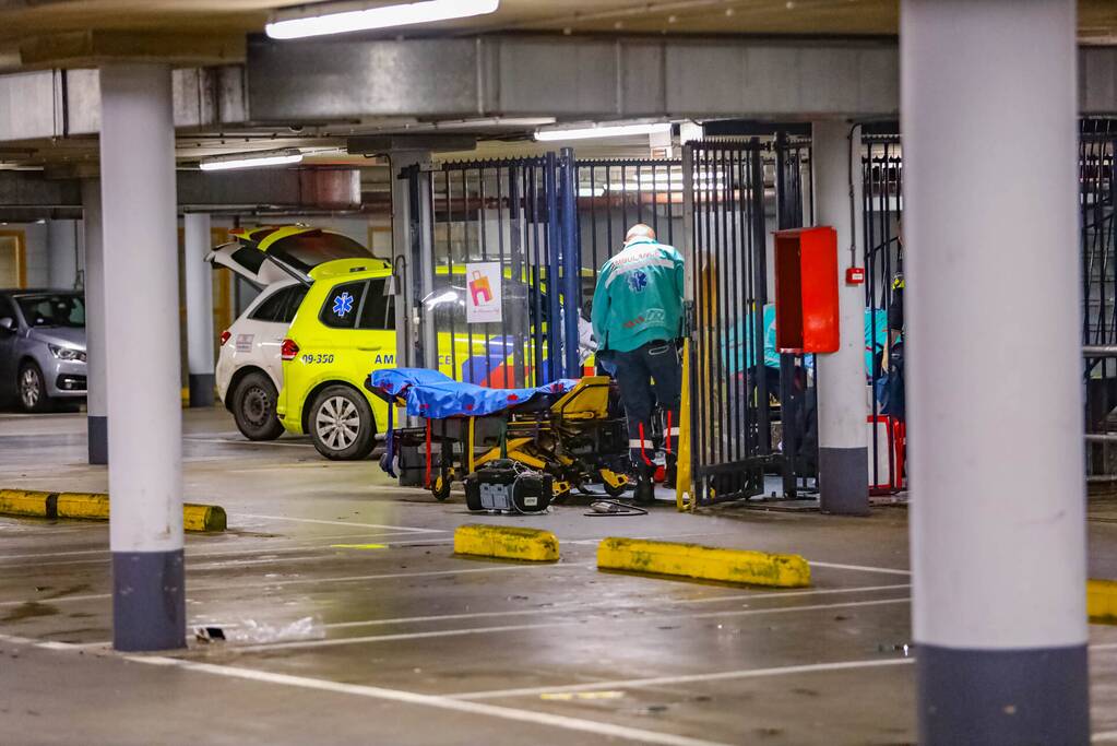 Man valt met fiets van trap en raakt zwaargewond