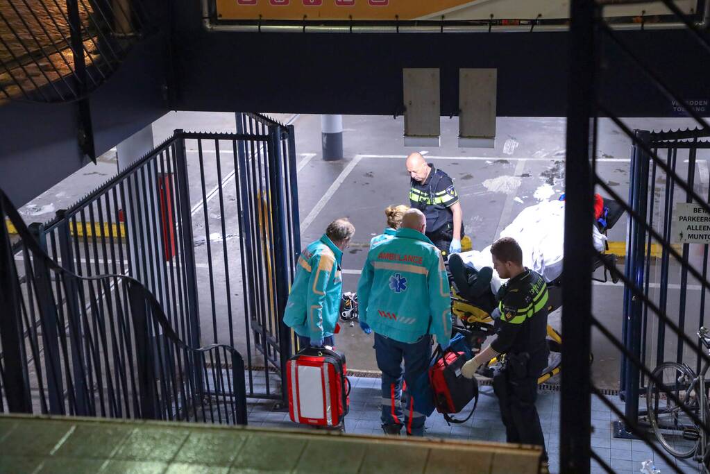 Man valt met fiets van trap en raakt zwaargewond