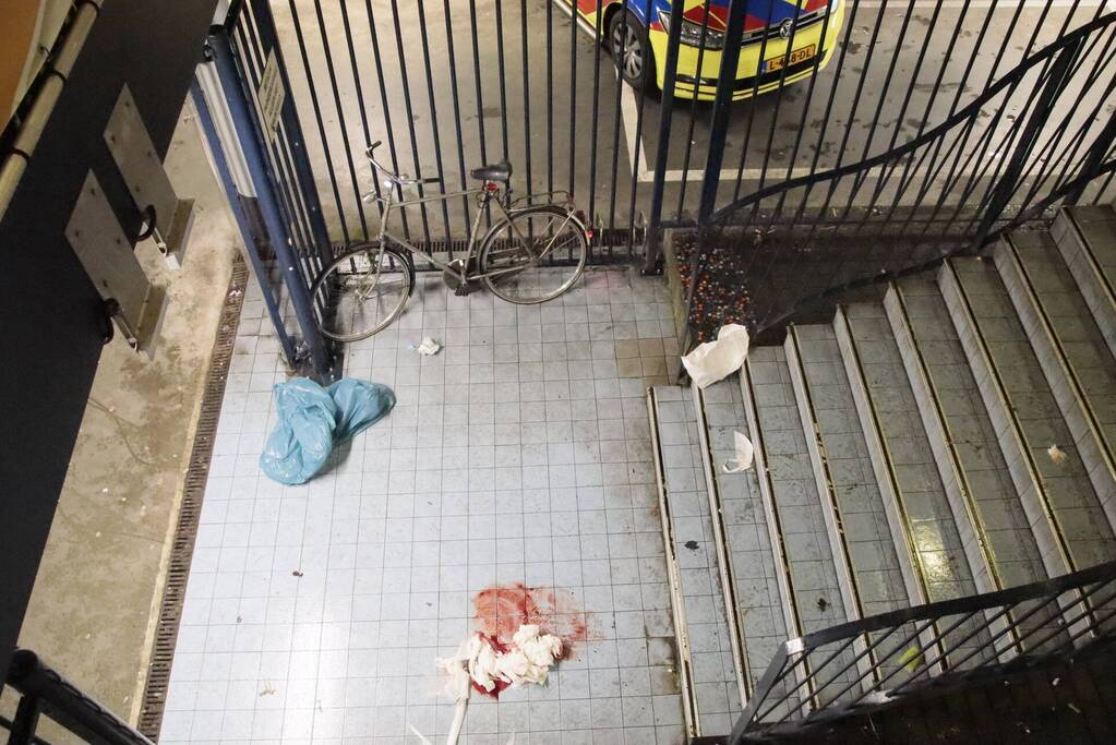 Man valt met fiets van trap en raakt zwaargewond