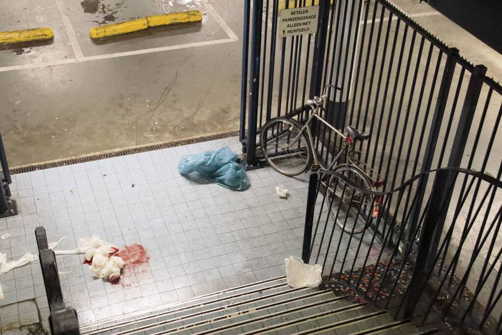 Man valt met fiets van trap en raakt zwaargewond