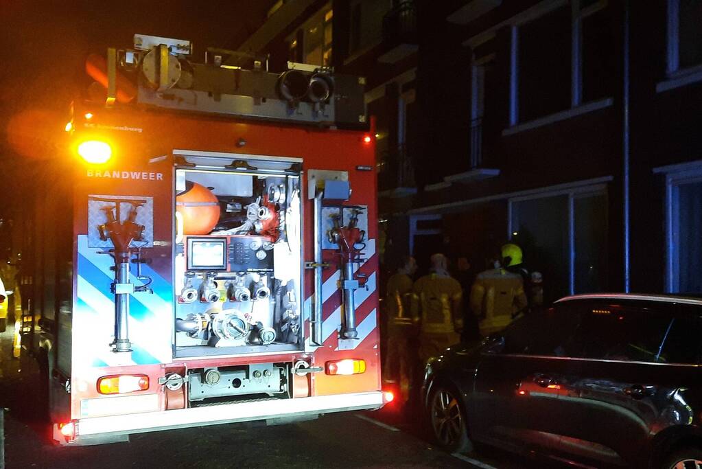 Brandweer blust brand in woning