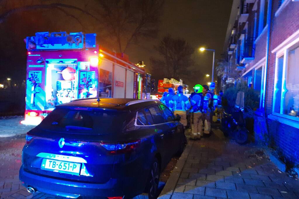 Brandweer blust brand in woning