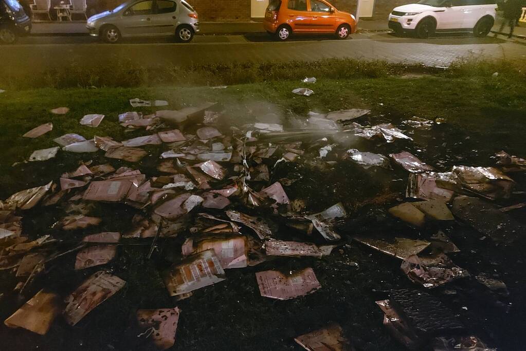 Brandweer blust brandende reclamefolders