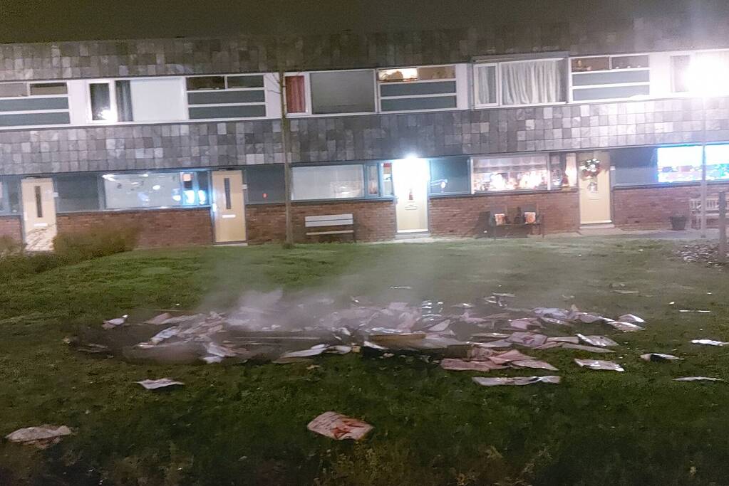 Brandweer blust brandende reclamefolders