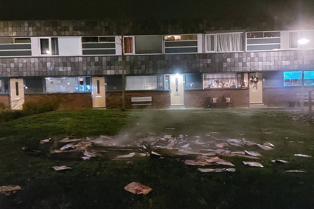 Brandweer blust brandende reclamefolders