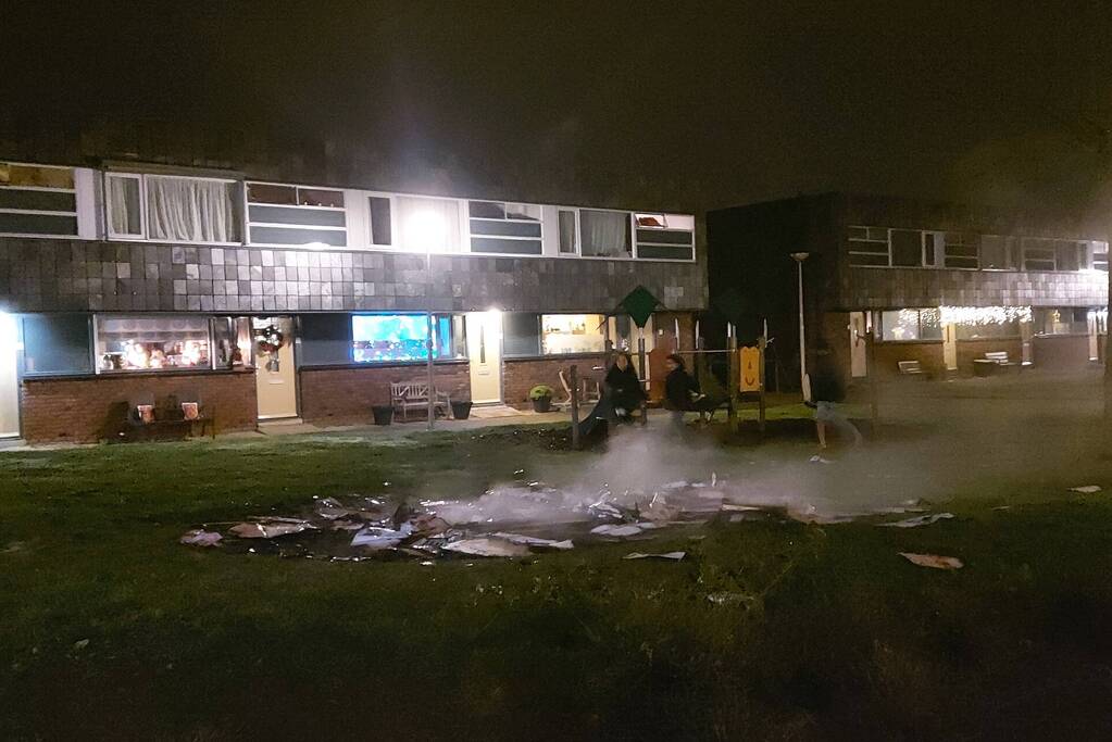 Brandweer blust brandende reclamefolders