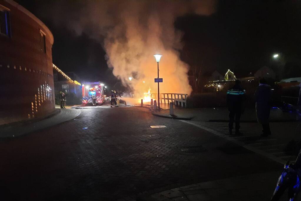 Brand in houten brug door vuurwerk