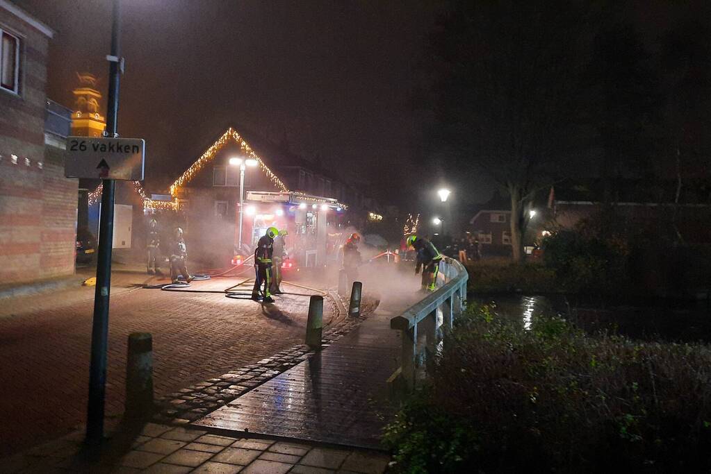 Brand in houten brug door vuurwerk