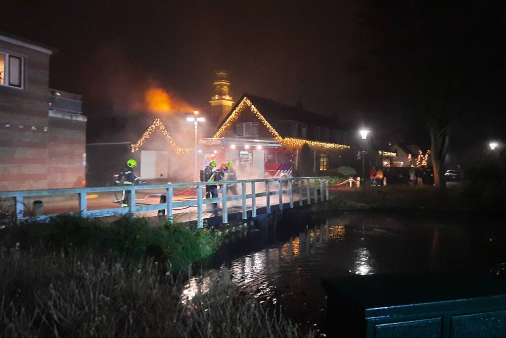 Brand in houten brug door vuurwerk