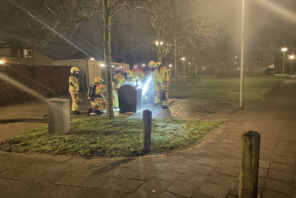 Brandweer blust brandende container