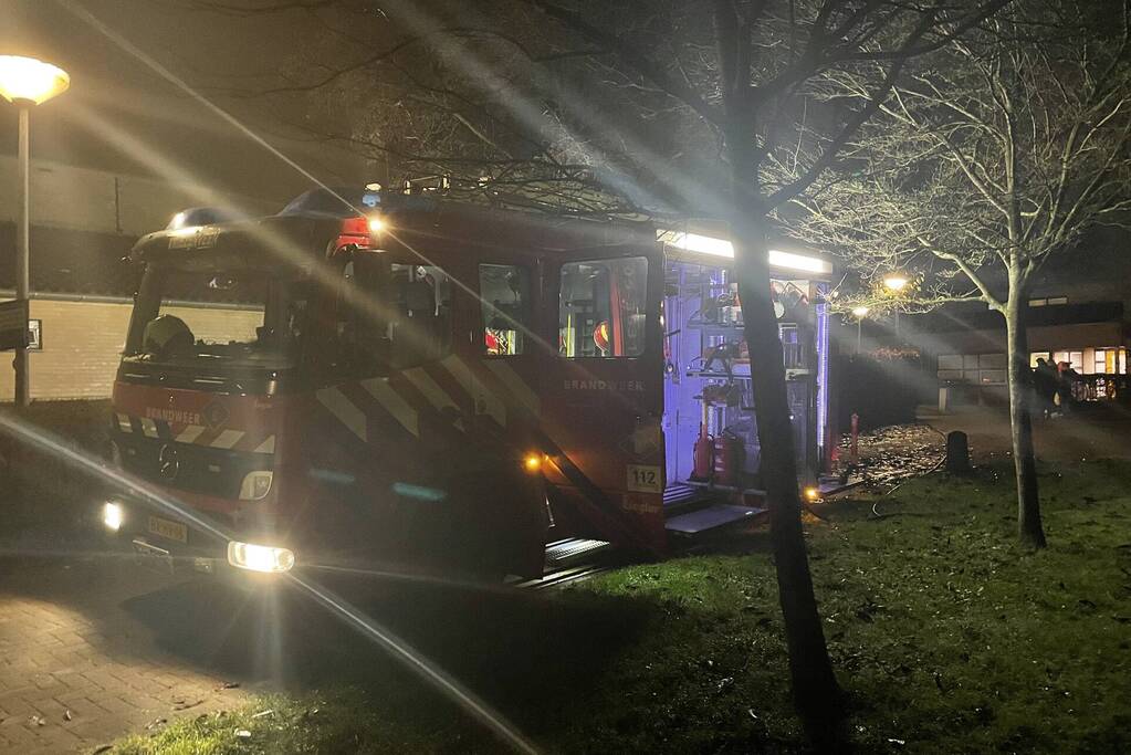 Brandweer blust brandende container