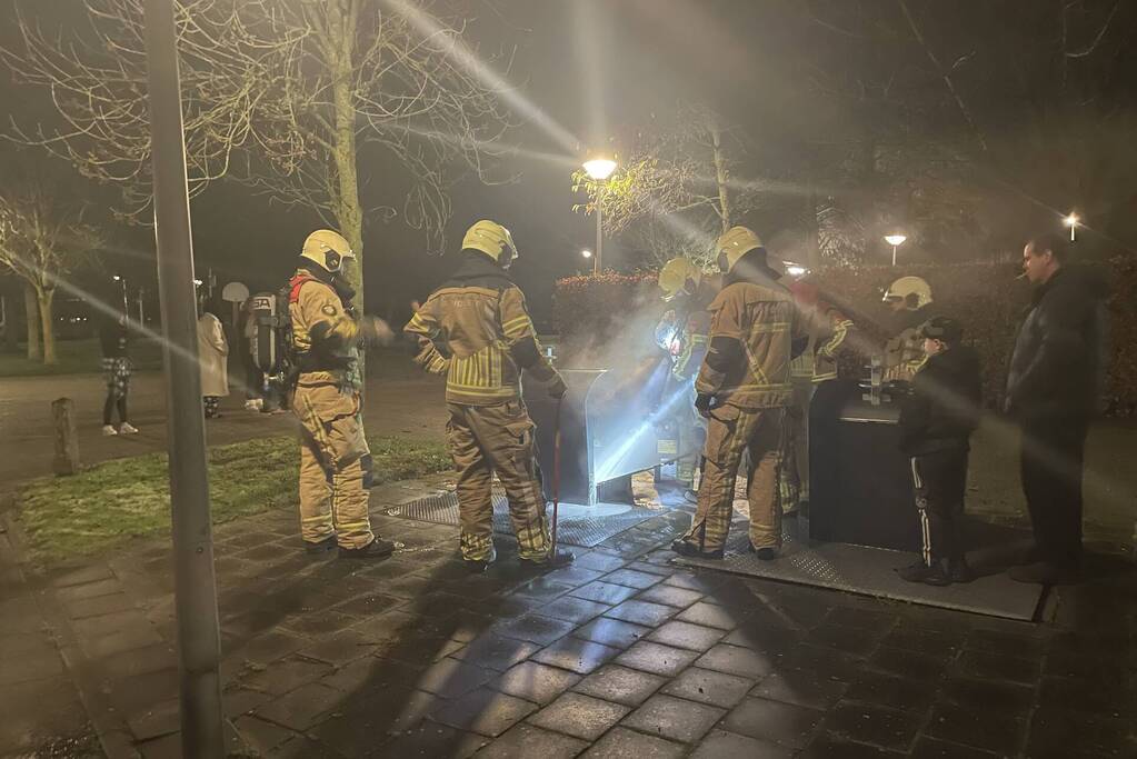 Brandweer blust brandende container