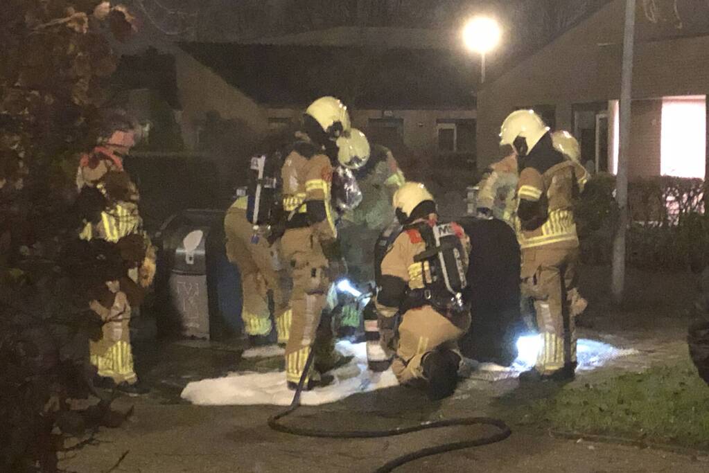 Brandweer blust brandende container