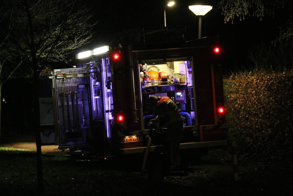 Brandweer blust brandende container
