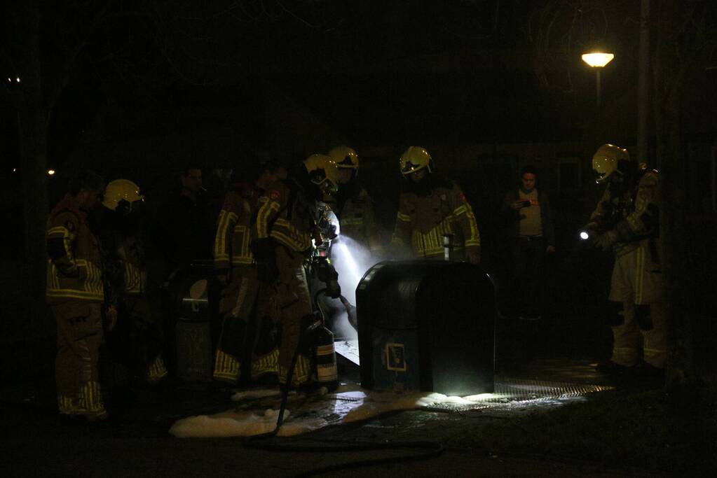 Brandweer blust brandende container