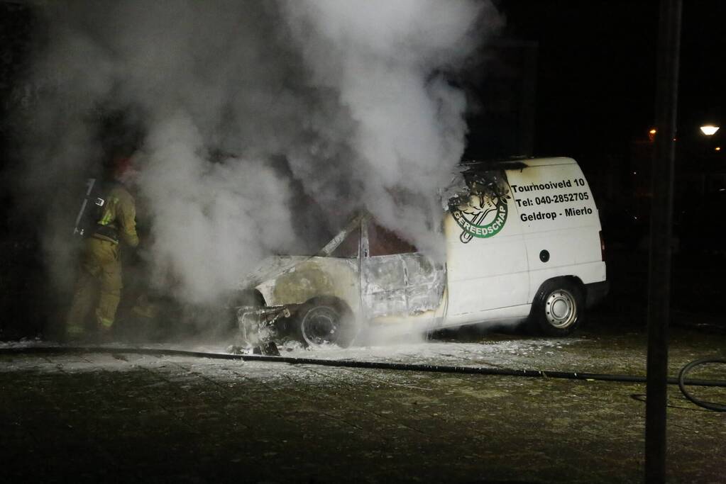 Bestelbus verwoest door brand