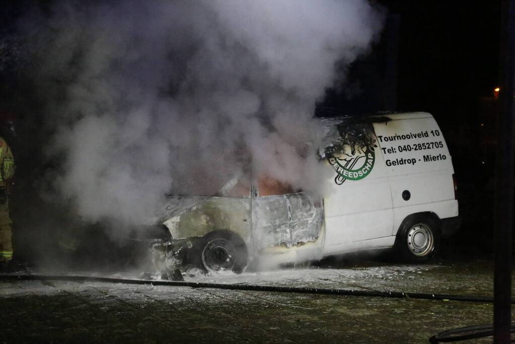 Bestelbus verwoest door brand